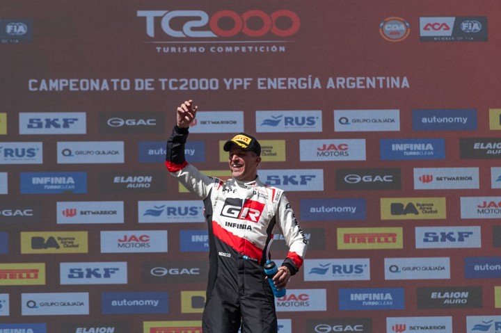 Matías Rossi festejó en el podio tras ganar la final del TC2000 en El Zonda.