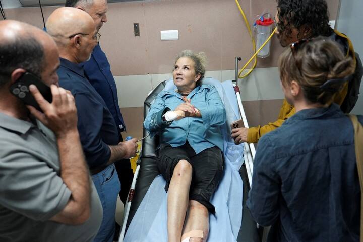 Heidi Levine habla con colegas en el hospital. Foto: Reuters