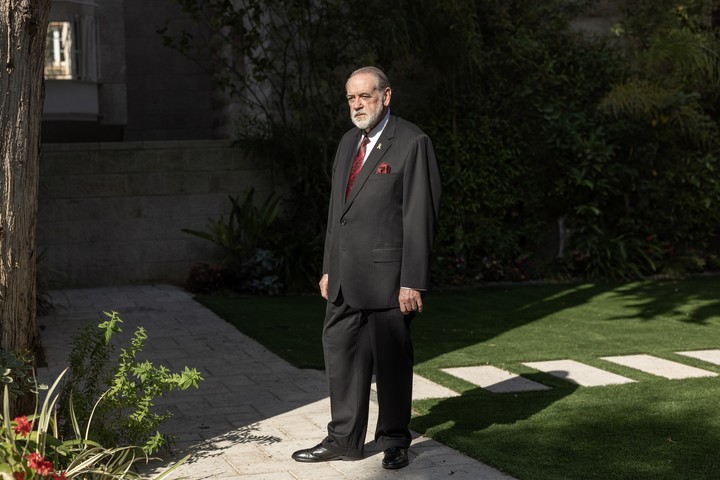 Mike Huckabee, embajador de Estados Unidos en Israel, en su residencia de Jerusalén el año pasado. Foto Avishag Shaar-Yashuv para The New York Times
