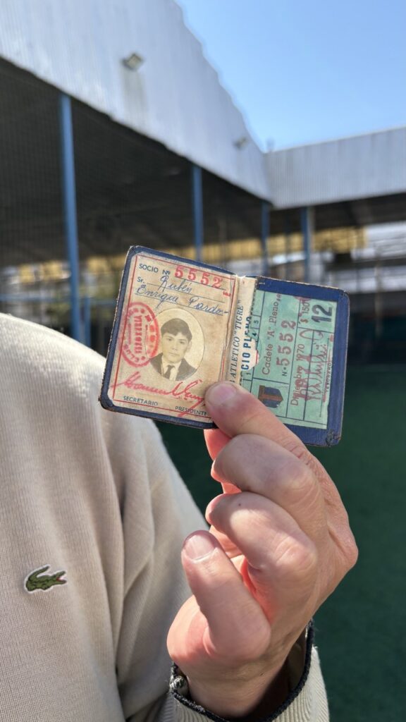 El carnet de socio de Tigre de Rubén Pardo. Locación: Open Gallo.