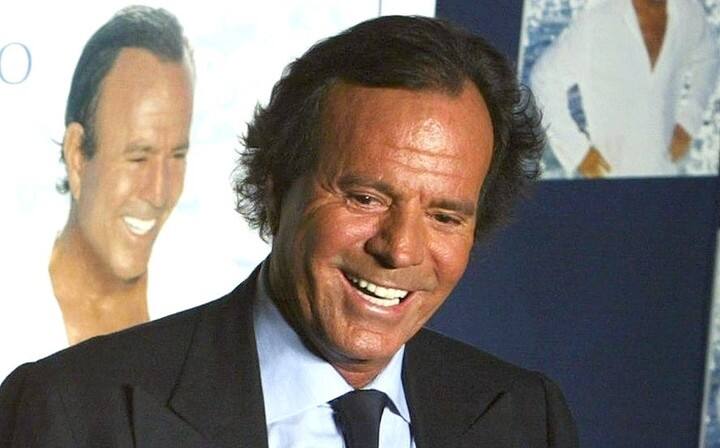 Julio Iglesias, denunciado por dos exempleadas por presunta agresión sexual. (Foto: AFP)