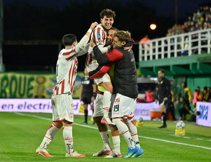 El festejo por el gol de Lázaro para Instituto (Fotobaires).
