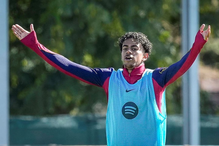 Lamine Yamal, en el entrenamiento de este viernes con el Barsa. (Foto: EFE)