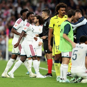 Vinicius les pidió perdón a los hinchas por el tirón de pelo y Mourinho suspendió la conferencia de prensa