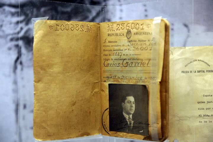 Gardel tuvo que falsificar su documentación para poder nacionalizarse argentino y tener su pasaporte. Foto Lucía Merle