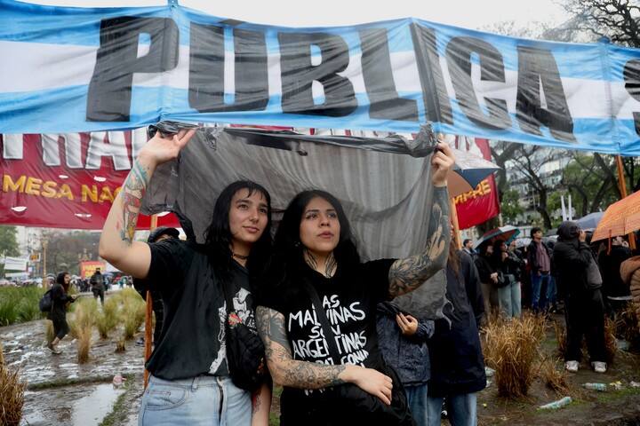 Docentes y alumnos se manifestaron con sus banderas y pancartas. Foto Victoria Gesualdi.