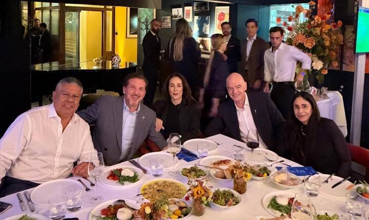 Claudio Chiqui Tapia junto a Alejandro Domínguez y Gianni Infantino en la previa de la reunión de esta semana del Concejo de la FIFA en Zurich. Foto: Redes sociales.