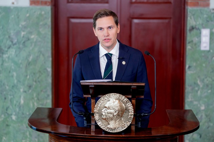 El presidente del Comité Nobel noruego, Jørgen Watne Frydnes, anuncia a la ganadora del Premio Nobel de la Paz 2026, la sudafricana Navanethem Pillay. (Foto: Javad Parsa/NTB Scanpix vía AP)