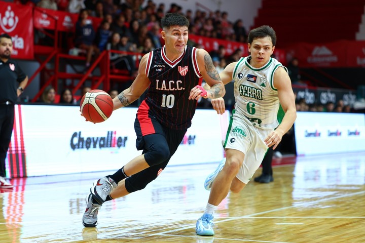 Juan Corbalán lleva la pelota ante la marca de Jano Martínez en el triunfo de Instituto sobre Ferro.
(Prensa Liga Nacional).