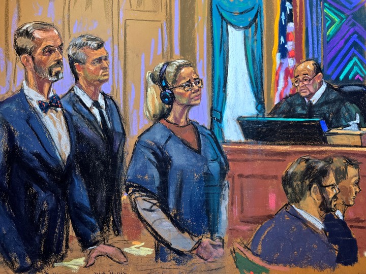 Fotografía de un dibujo realizado por la artista Jane Rosenberg que muestra a Cilia Flores, esposa de Nicolás Maduro, escuchando al juez Alvin Hellerstein junto a sus abogados defensores. Foto EFE/Jane Rosenberg