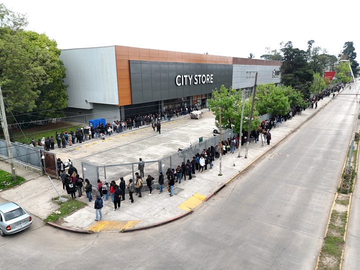 La fila daba la vuelta a la esquina. Foto: Francisco Loureiro