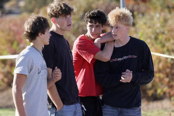 Alumnos de Bend, Oregón, en las afueras de la escuela Silver Rail, donde un adolescente de 16 años mató a cuatro personas. Foto Reuters/Rob Kerr