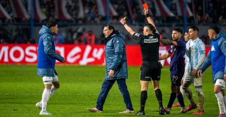 Otro escándalo reciente, cuando expulsó a Falcioni.