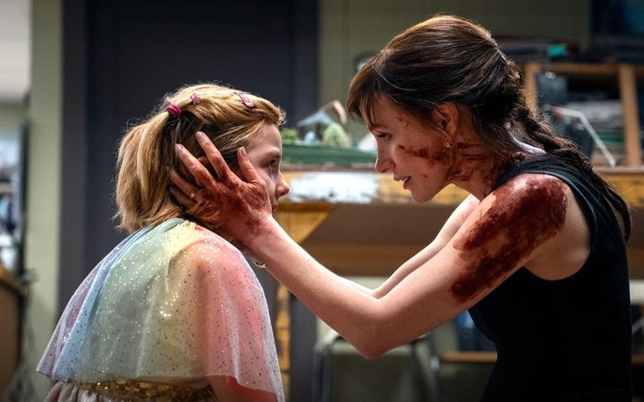 Bela y mamá (pero la mamá buena) en una escena del filme de Rob Savage. Fotos Universal/UIP