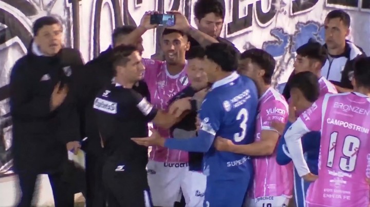 Uno de los jugadores el All Boys le muestra el video de la jugada.