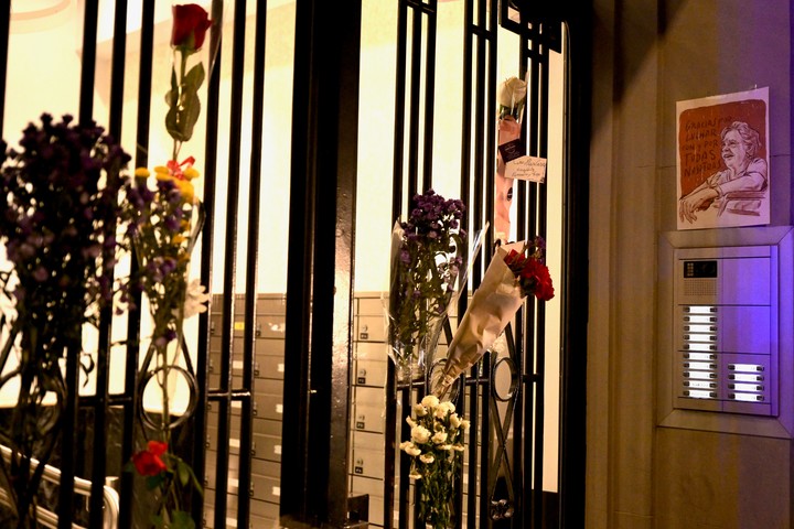 Flores en la puerta del edificio en el que vivió durante 70 años Maricarmen Abascal. El jueves a la noche miles de personas marcharon hasta allí. Foto: Cézaro De Luca.