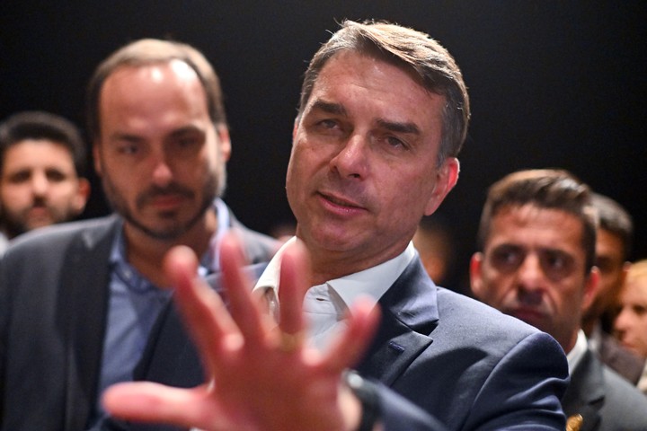El senador y candidato a la presidencia de Brasil, Flávio Bolsonaro durante una reunión con gobernadores y senadores en Brasilia (Brasil). Foto EFE