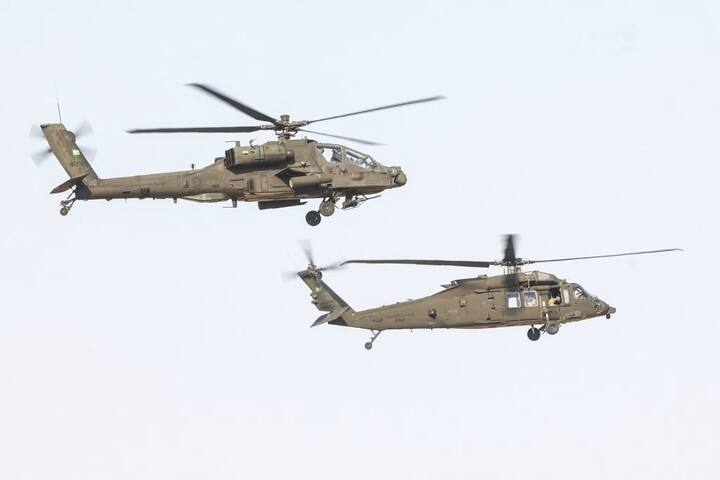 Helicópteros de la Real Fuerza Aérea Saudí durante el desfile militar con motivo del Día Nacional de Arabia Saudí, celebrado el mes pasado en Riad. Foto Fayez Nureldine/Agence France-Presse