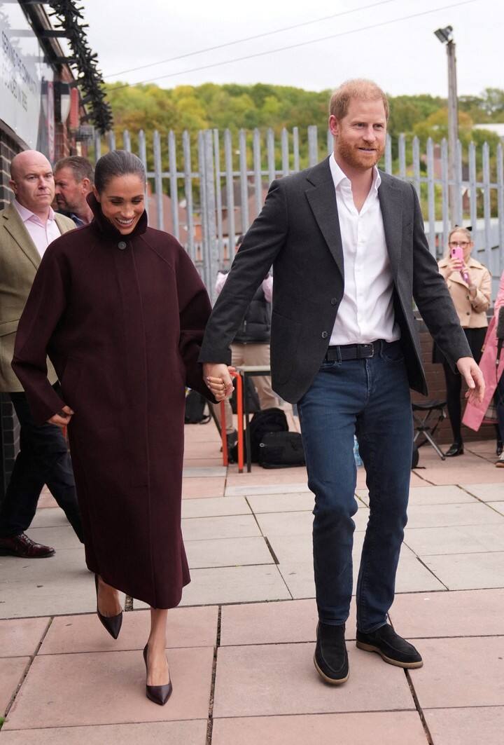 Meghan salió de su coche luciendo un abrigo largo color bordeaux oscuro. Foto: Reuters