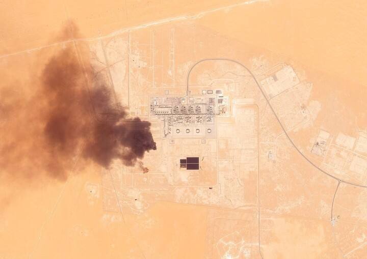 Una imagen de satélite muestra una columna de humo cerca de la estación de bombeo de Khurais, en Arabia Saudí, a principios de octubre. La milicia hutí afirmó haber llevado a cabo ataques con misiles balísticos y drones en esa zona. Foto Planet Labs