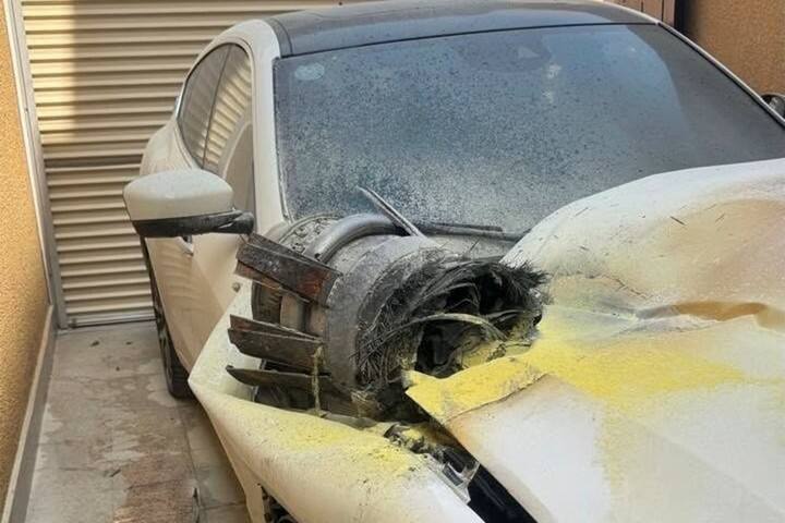 Una fotografía difundida por la Agencia de Prensa Saudí parece mostrar los restos de un proyectil sobre un vehículo dañado en un bloque de pisos de Riad. Foto Agencia de Prensa Saudí