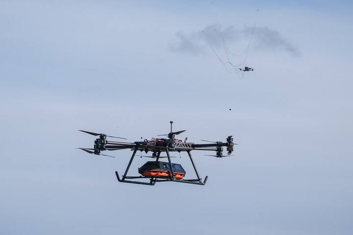 El StarGate despega mientras drones con visión en primera persona se acercan. Foto: AP