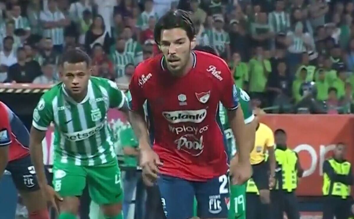 Agustín Martegani pateando el penal.