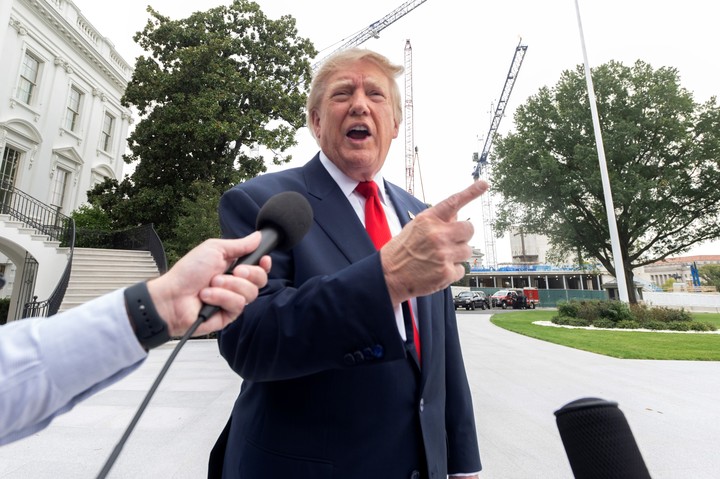 El presidente de EE.UU., Donald Trump, habla con los periodistas antes de partir a Tenneesee para asistir un acto de campaña. Foto EFE