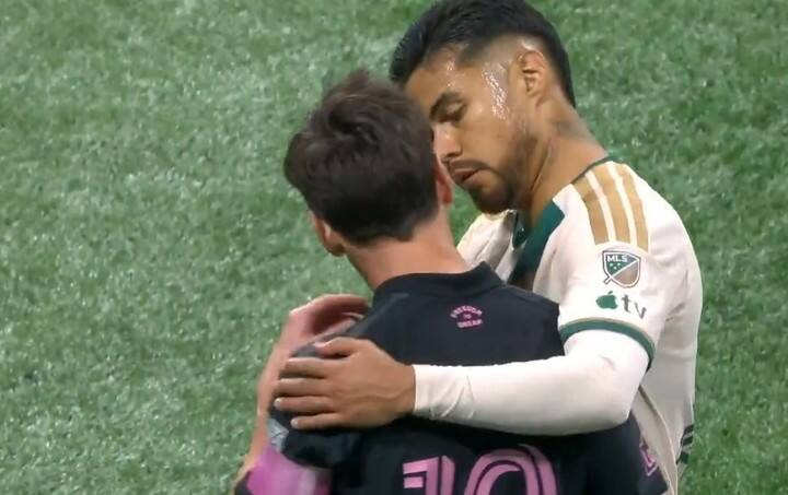 Messi con Paulo Díaz.