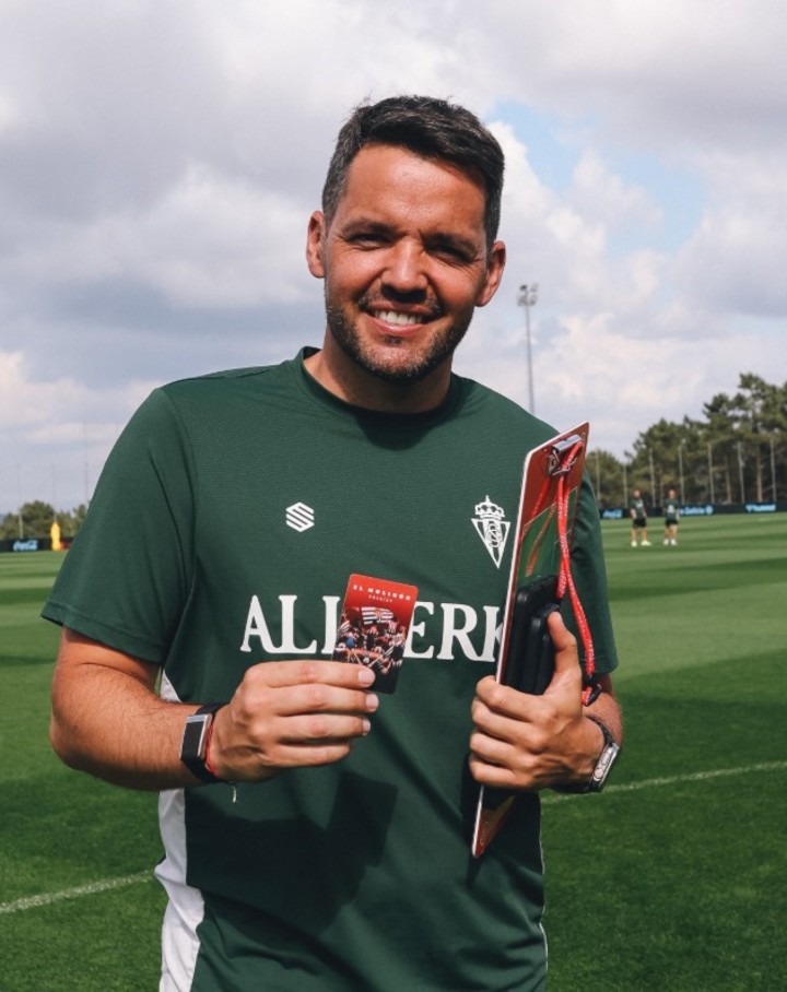 Nicolás Larcamón en el Sporting. (@RealSporting)