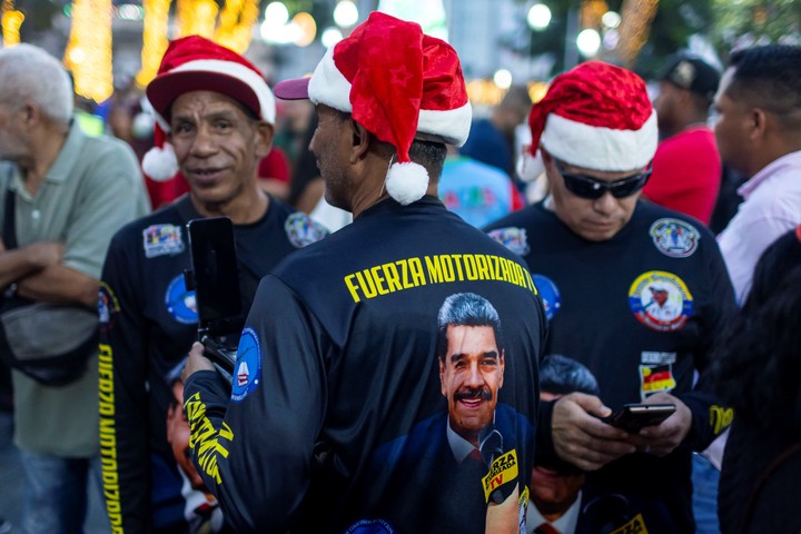Personas participan en las fiestas por el inicio de la temporada navideña en 2025 en Caracas. Foto Archivo EFE/Miguel Gutiérrez