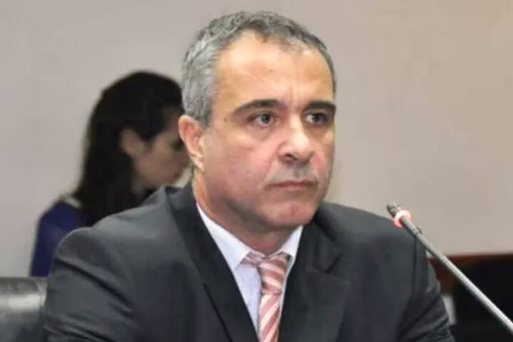 Juez de Zárate-Campana, Adrian Gonzalez Charvay